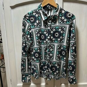 BCBG MAXAZRIA snap button down shirt with optional rollup sleeves.  Sz M